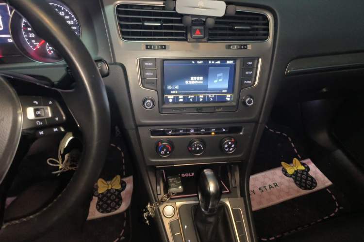 Used Volkswagen Golf 2016 230TSI Automatic Luxury Version Audio And AC Panel