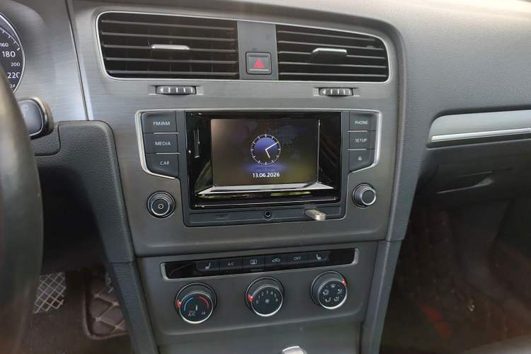 Used Volkswagen Golf 2016 230TSI Automatic Luxury Version Audio And AC Panel