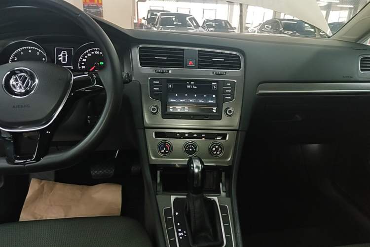 Used Volkswagen Golf 2016 1.6L Automatic Comfort Model Audio And AC Panel