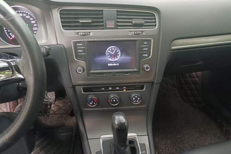 Used Volkswagen Golf 2016 1.6L Automatic Comfort Model Audio And AC Panel