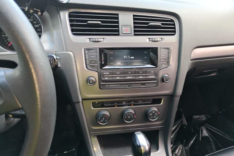 Used Volkswagen Golf 2016 1.6L Automatic Fashion Model Audio And AC Panel