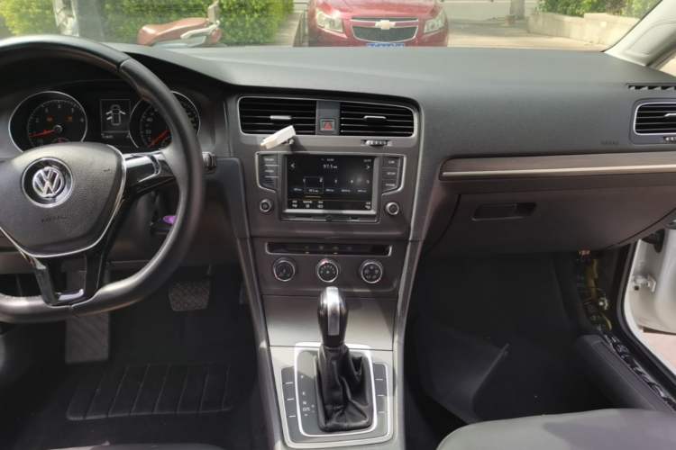 Used Volkswagen Golf 2016 230TSI Automatic Comfort Version Audio And AC Panel