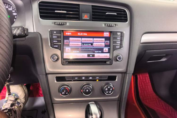 Used Volkswagen Golf 2016 1.6L Automatic Fashion Model Audio And AC Panel