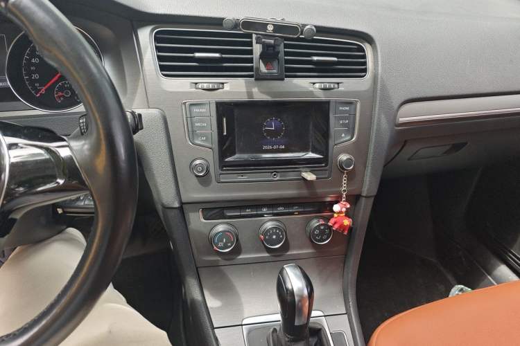 Used Volkswagen Golf 2016 1.6L Automatic Comfort Model Audio And AC Panel