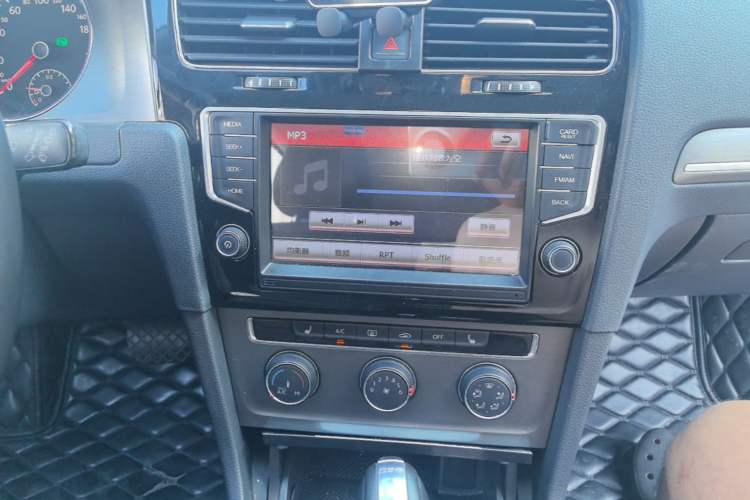Used Volkswagen Golf 2016 230TSI Automatic Luxury Version Audio And AC Panel