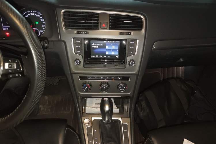 Used Volkswagen Golf 2016 230TSI Automatic Luxury Version Audio And AC Panel