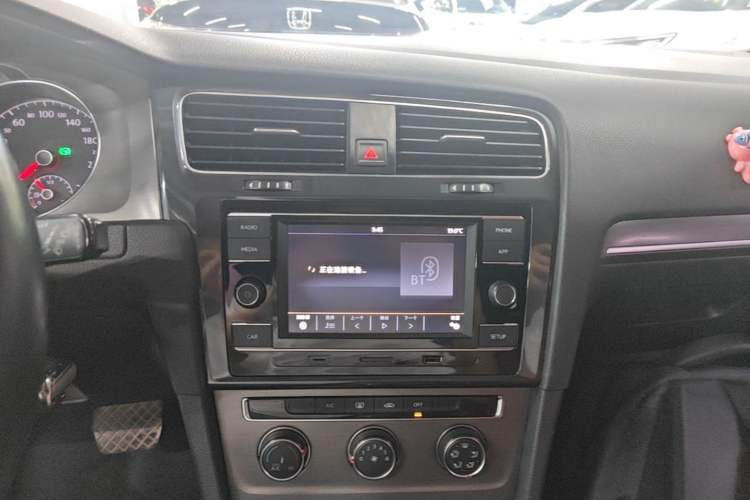Used Volkswagen Golf 2016 230TSI Automatic Comfort Version Audio And AC Panel
