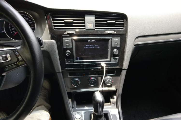Used Volkswagen Golf 2016 230TSI Automatic Luxury Version Audio And AC Panel