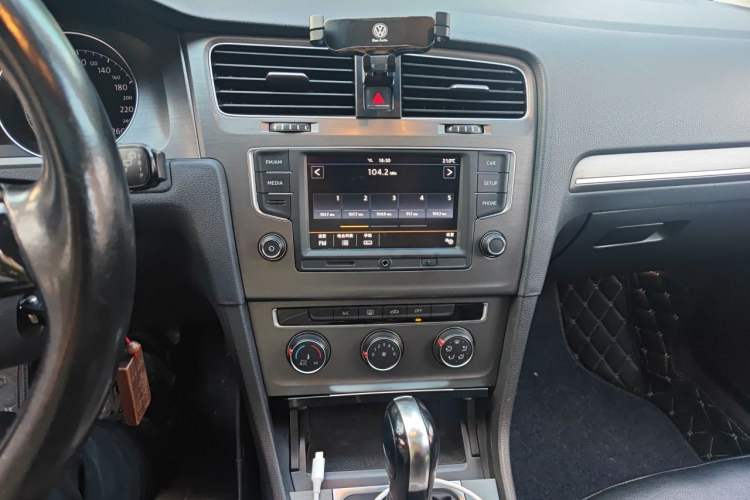 Used Volkswagen Golf 2016 1.6L Automatic Comfort Model Audio And AC Panel