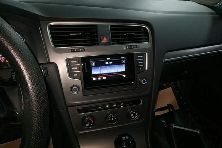 Used Volkswagen Golf 2016 1.6L Automatic Comfort Model Audio And AC Panel