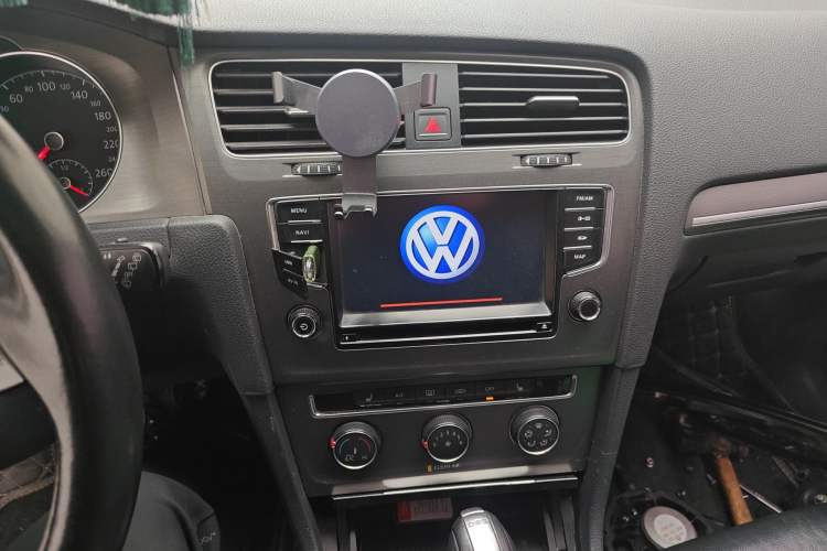 Used Volkswagen Golf 2016 230TSI Automatic Luxury Version Audio And AC Panel