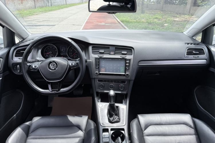 Used Volkswagen Golf 2016 230TSI Automatic Luxury Version Audio And AC Panel