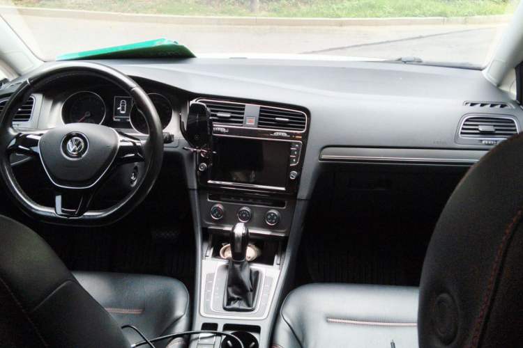 Used Volkswagen Golf 2016 230TSI Automatic Comfort Version Center Console