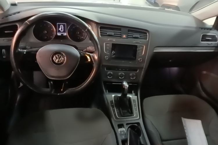 Used Volkswagen Golf 2016 230TSI Automatic Comfort Version Center Console