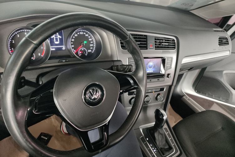 Used Volkswagen Golf 2016 230TSI Automatic Comfort Version Center Console