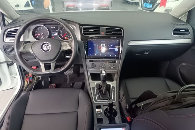 Used Volkswagen Golf 2016 1.6L Automatic Fashion Model Center Console