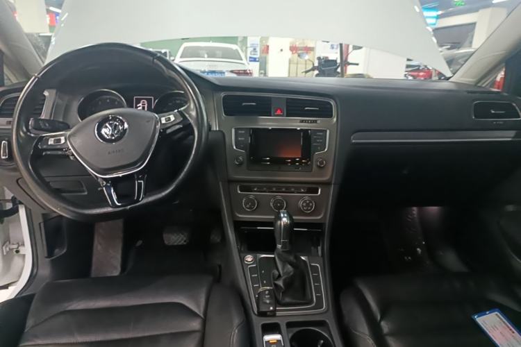 Used Volkswagen Golf 2016 230TSI Automatic Luxury Version Center Console