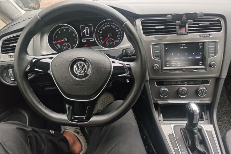 Used Volkswagen Golf 2016 230TSI Automatic Comfort Version Center Console