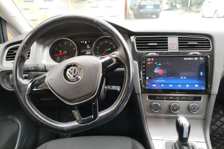 Used Volkswagen Golf 2016 1.6L Automatic Fashion Model Center Console