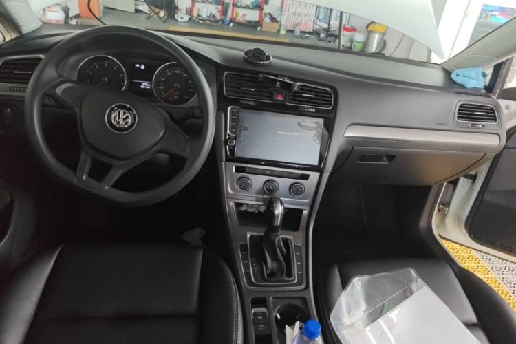 Used Volkswagen Golf 2016 1.6L Automatic Fashion Model Center Console