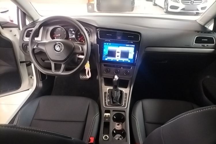 Used Volkswagen Golf 2016 1.6L Automatic Fashion Model Center Console