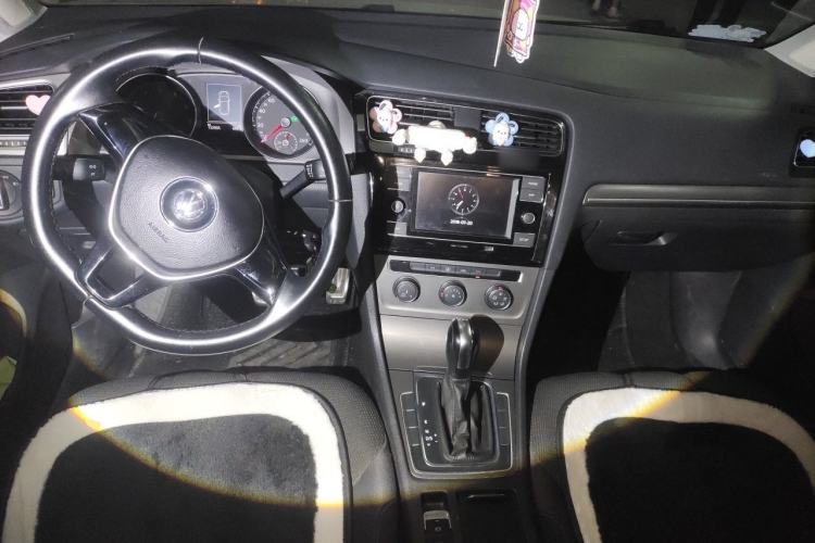 Used Volkswagen Golf 2016 230TSI Automatic Comfort Version Center Console