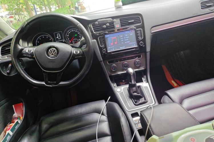 Used Volkswagen Golf 2016 230TSI Automatic Luxury Version Center Console