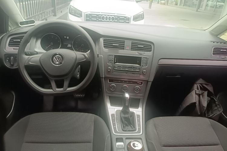 Used Volkswagen Golf 2016 1.6L Automatic Fashion Model Center Console