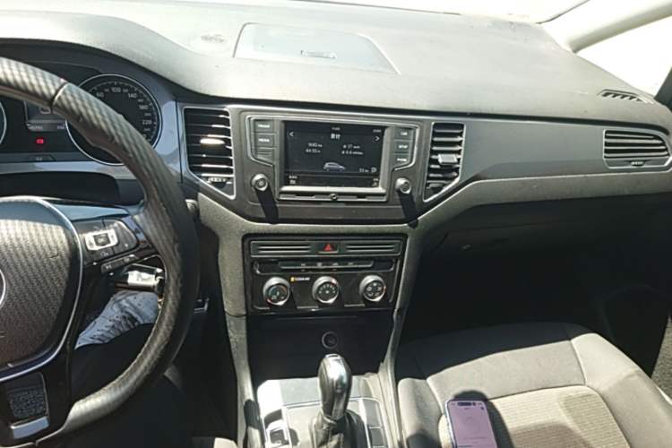 Used Volkswagen Golf 2016 230TSI Automatic Comfort Version Center Console
