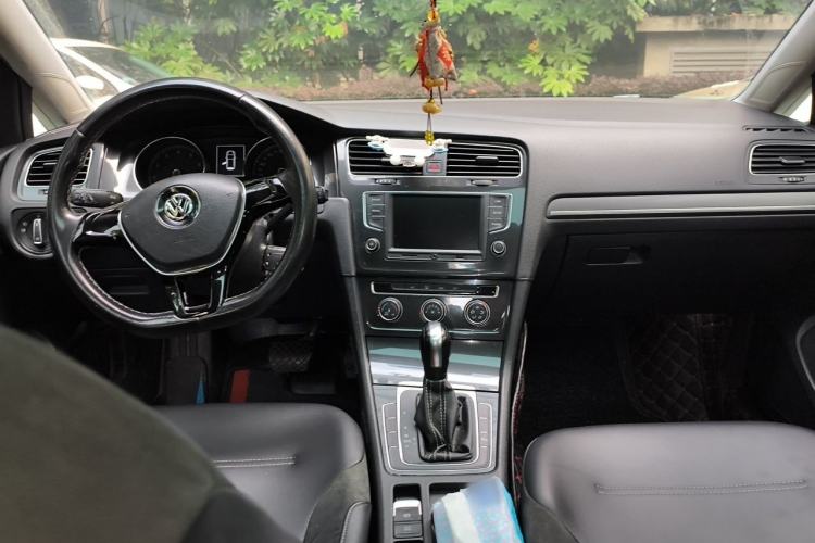 Used Volkswagen Golf 2016 1.6L Automatic Comfort Model Center Console
