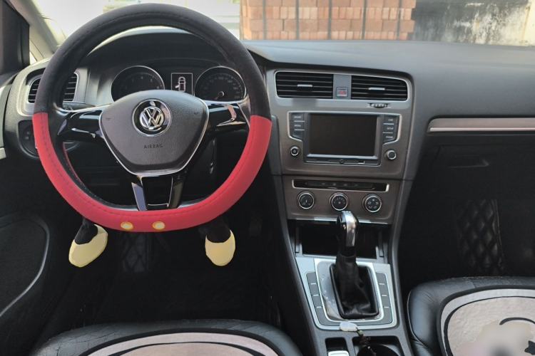 Used Volkswagen Golf 2016 230TSI Automatic Comfort Version Center Console