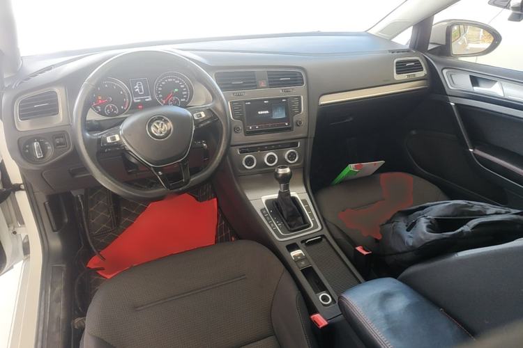 Used Volkswagen Golf 2016 230TSI Automatic Comfort Version Center Console