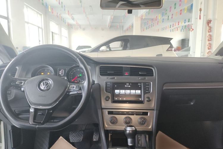 Used Volkswagen Golf 2016 230TSI Automatic Comfort Version Center Console
