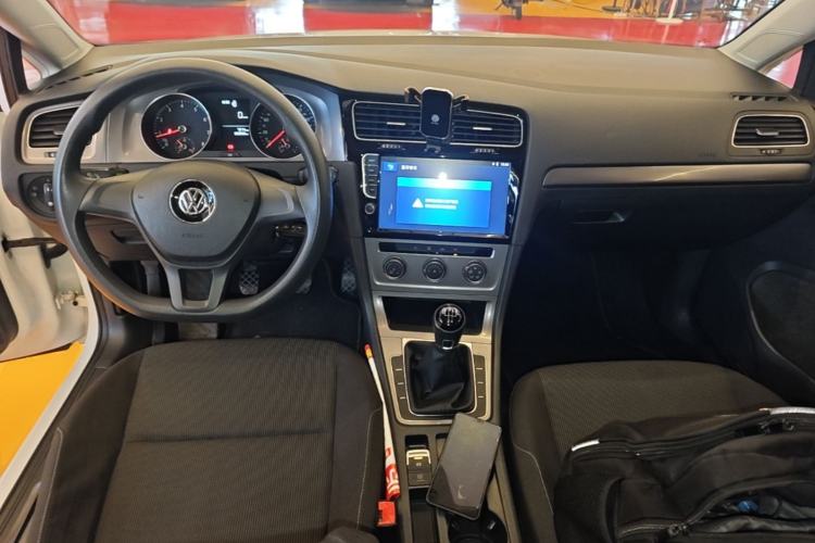 Used Volkswagen Golf 2016 1.6L Manual Fashion Edition Center Console