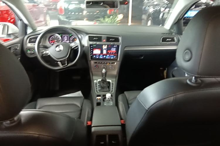 Used Volkswagen Golf 2016 230TSI Automatic Luxury Version Center Console