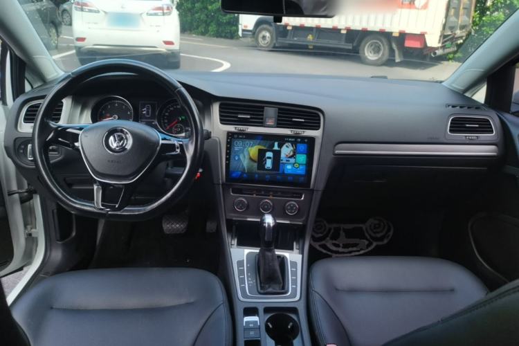 Used Volkswagen Golf 2016 1.6L Automatic Comfort Model Center Console