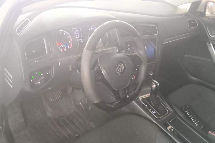 Used Volkswagen Golf 2016 230TSI Automatic Comfort Version Center Console