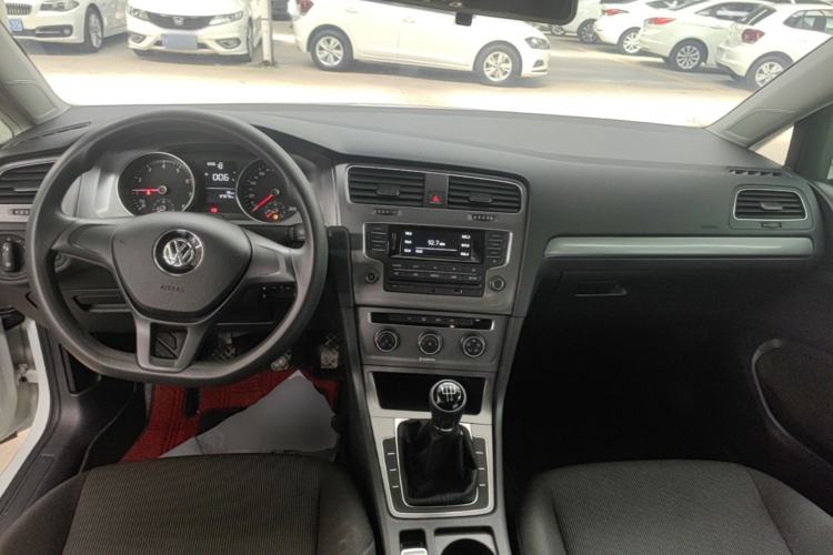 Used Volkswagen Golf 2016 1.6L Manual Fashion Edition Center Console