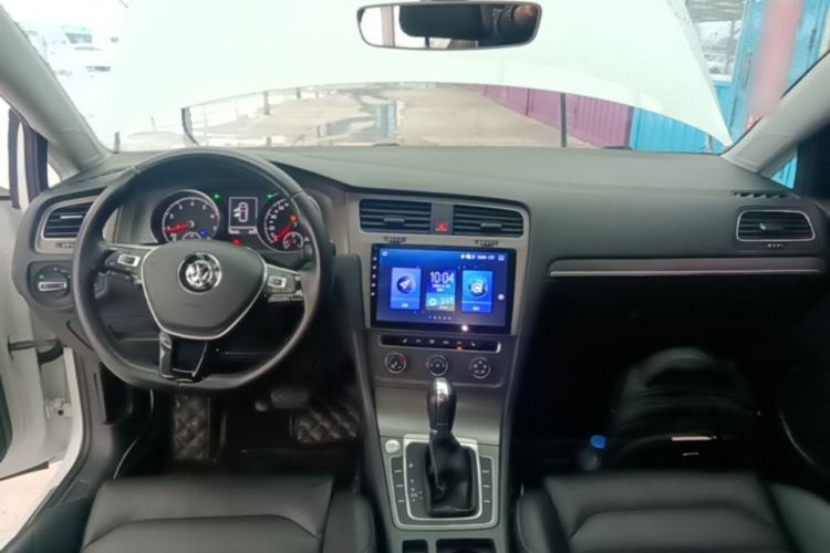 Used Volkswagen Golf 2016 230TSI Automatic Luxury Version Center Console
