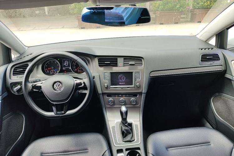 Used Volkswagen Golf 2016 230TSI Automatic Comfort Version Center Console