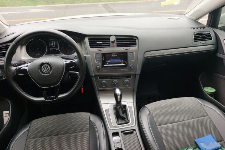 Used Volkswagen Golf 2016 1.6L Automatic Comfort Model Center Console