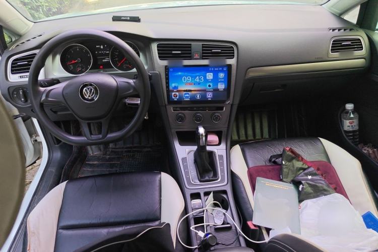 Used Volkswagen Golf 2016 1.6L Automatic Fashion Model Center Console