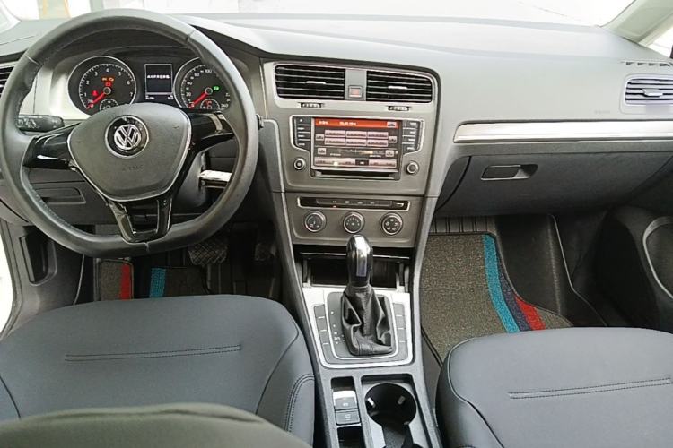 Used Volkswagen Golf 2016 1.6L Automatic Comfort Model Center Console
