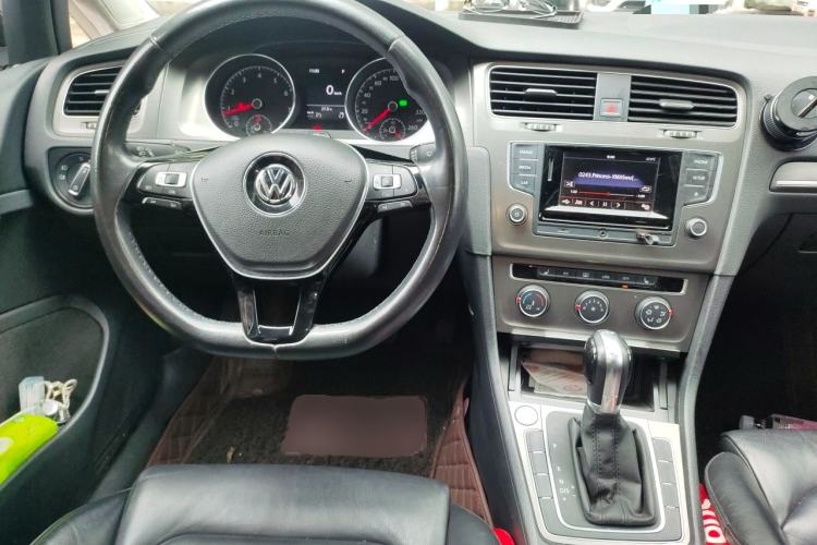 Used Volkswagen Golf 2016 230TSI Automatic Luxury Version Center Console