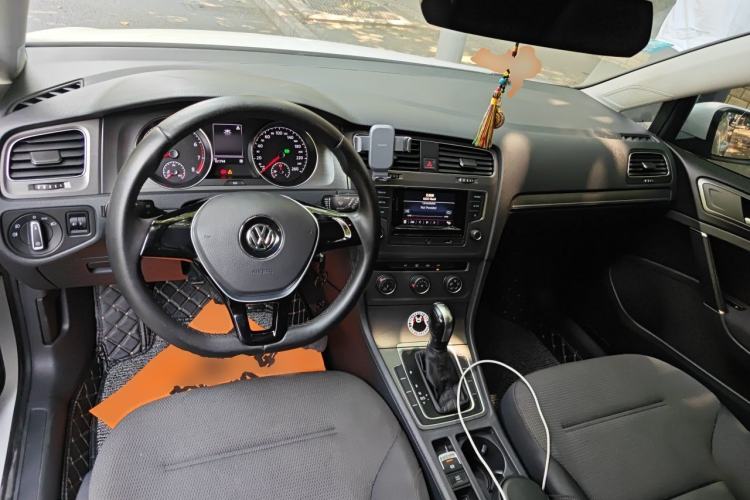 Used Volkswagen Golf 2016 230TSI Automatic Comfort Version Center Console