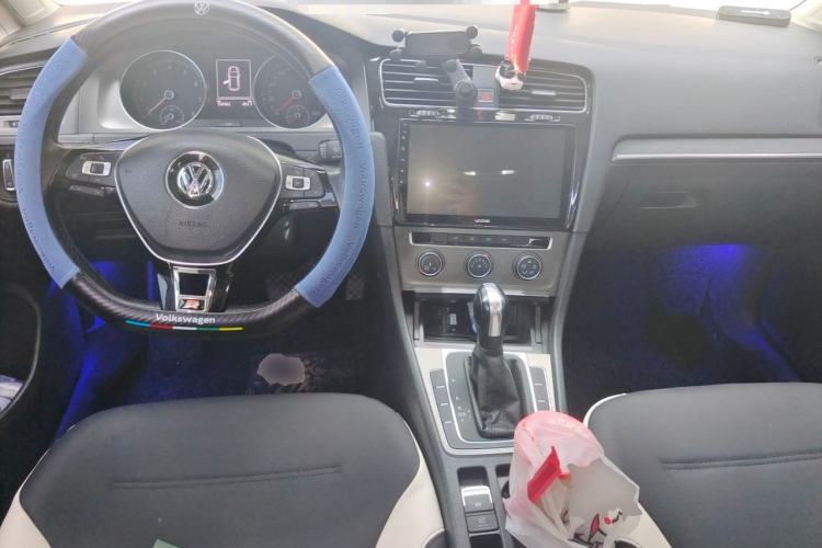 Used Volkswagen Golf 2016 230TSI Automatic Comfort Version Center Console