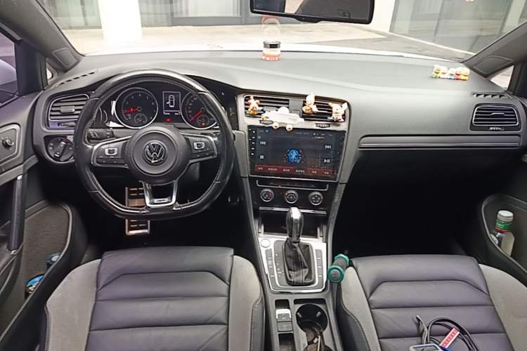 Used Volkswagen Golf 2016 1.4TSI Automatic R-Line Center Console