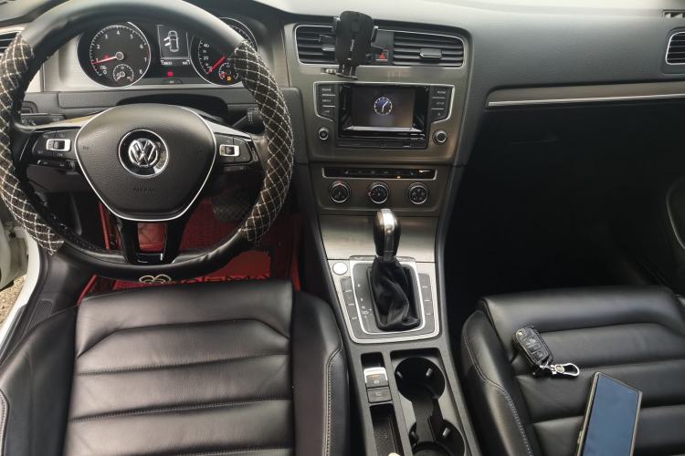 Used Volkswagen Golf 2016 230TSI Automatic Luxury Version Center Console