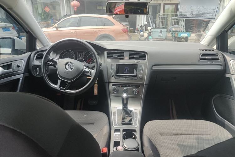 Used Volkswagen Golf 2016 230TSI Automatic Comfort Version Center Console