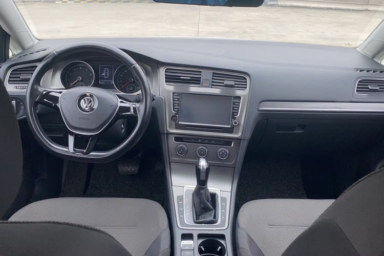 Used Volkswagen Golf 2016 1.6L Automatic Comfort Model Center Console